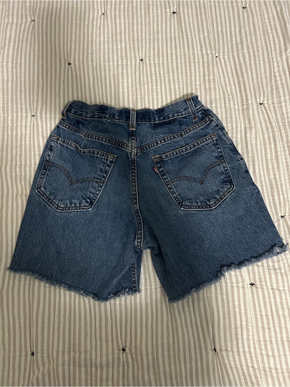 Levi's Mid Blue Denim Cutoff Jorts - Picture 4 of 4